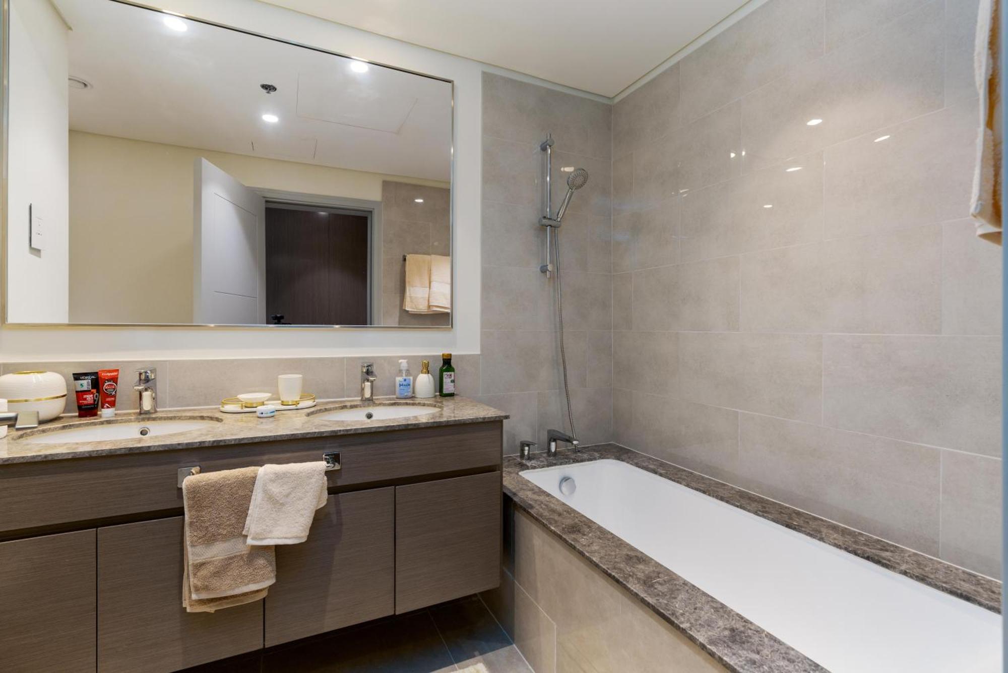 313 Downtown Luxury Living At It's Finest *
