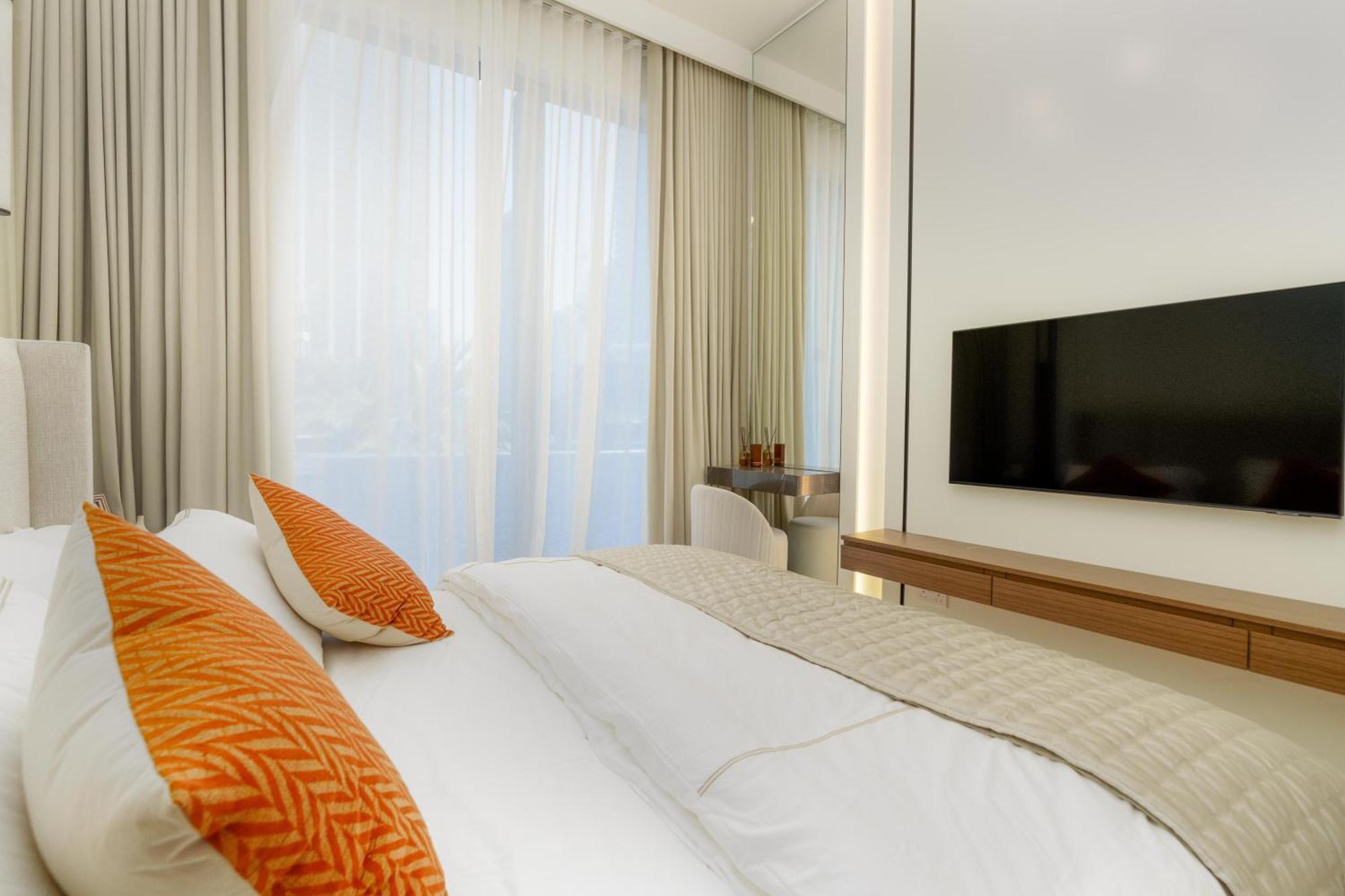 313 Downtown Luxury Living At It's Finest *